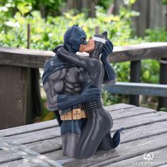 Imponente y cautivador, este busto de Batman y Catwoman de DC Comics es una obra de arte que ningún verdadero admirador del Caballero de la Noche puede dejar pasar. Fabricado con exquisita atención al detalle en resina y pintado a mano, mide 30 cm 
