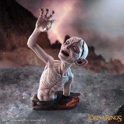 Busto Gollum 39 cm, una pieza que parece arrancada de las sombras de la Tierra Media para ocupar el centro de cualquier colección con una intensidad difícil de ignorar. Este busto de Gollum pintado a mano reúne presencia