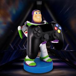 La valentía espacial de Buzz Lightyear aterriza en tu setup con el Cable Guy de 20 cm inspirado en Toy Story, diseñado en ABS de alta resistencia para sujetar y cargar mandos de consola, mandos a distancia