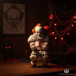 Pennywise irrumpe en tu setup con un Cable Guy Pennywise de 21 cm que ordena, protege y luce tus dispositivos con presencia de película; una figura con licencia oficial Warner Bros q