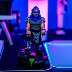 La imponente figura Cable Guy de Shredder se alza con autoridad en 20 cm de altura, preparada para sostener y cargar mandos de consola, mandos a distancia y smartphones con una estabilidad inquebrantable.