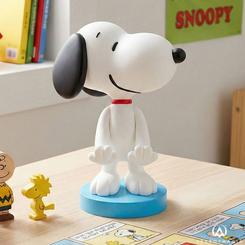 El encanto atemporal de Peanuts se transforma en un accesorio práctico y decorativo que aporta orden y personalidad a cualquier espacio. Este Cable Guy Snoopy Peanuts 20 cm presenta al entrañable Snoopy con su diseño clásico