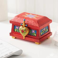 Descubre la esencia oscura y encantadora de la Evil Queen con la Caja de Tesoros de la Reina Malvada. Inspirada en la icónica caja que el cazador usa para resguardar el corazón de la dulce Blancanieves