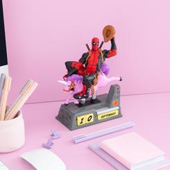 Añade un toque de estilo y diversión a tu espacio con el calendario perpetuo 3D de Marvel Deadpool. Este calendario, fabricado en PVC y ABS, te permite configurar todas las fechas posibles de un año gracias a sus 5 bloques
