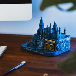 ¡Transforma tu escritorio con un toque artístico y mágico! Este calendario perpetuo en 3D es una obra de arte única del famoso castillo de Hogwarts, fabricado con resina de alta calidad y pintado a mano en colores brillantes.