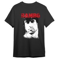 La acción clásica tiene uniforme propio, y esta camiseta Rambo adulto lo demuestra con un diseño contundente y sin rodeos: retrato en alto contraste en blanco y negro con el nombre “RAMBO”