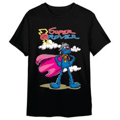 La nostalgia también puede vestirse con actitud, y esta camiseta Super Coco Barrio Sésamo adulto lo consigue con un diseño potente y lleno de color: Super Grover en modo héroe, capa al viento 