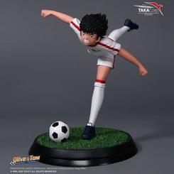 Déjate cautivar por la esencia del fútbol y la pasión de Oliver y Benji  con esta excepcional estatua presentada por Plastoy. Con una altura de 20 cm, esta obra de arte de PVC captura toda la energía