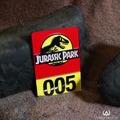 ¡Celebra el 30 aniversario de Jurassic Park con este lingote de metal de la tarjeta de identificación del Jeep de Jurassic Park! ¡Limitado a solo 1993 en todo el mundo y numerado de manera individual! Este lingote viene con un soporte de exhibición