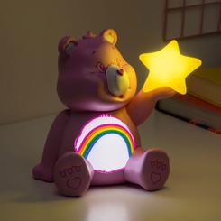 Ilumina tus días y noches con el encanto nostálgico del Cheer Bear GloBuddies Light, una tierna figura luminosa inspirada en el alegre y bondadoso personaje de los Care Bears. 
