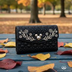 Elegancia Disney en tu bolsillo con esta cartera Mickey Loungefly de diseño atemporal y acabado premium. Fabricada en cuero sintético (poliuretano), luce acolchado suave, bordados florales