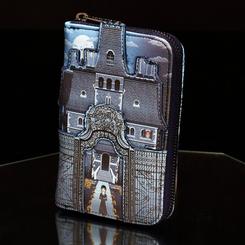 Arquitectura gótica en el bolsillo: la Cartera Nevermore Academy – Wednesday de Loungefly luce la icónica fachada en relieve con la verja ornamental y detalles impresos que destacan a primera vista