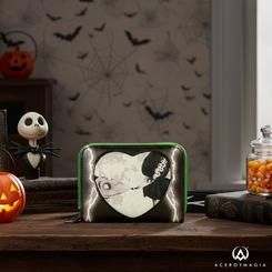 Electricidad romántica en tu bolsillo: la Cartera Sparky – Frankenweenie by Loungefly combina el blanco y negro del stop-motion con vivos en verde y una ventana en forma de corazón donde Sparky y Persephone 