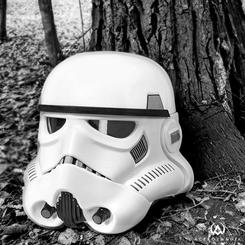 Descubre las emocionantes historias del bien contra el mal en una galaxia muy, muy lejana con el Casco electrónico de Stormtrooper Black Series de Star Wars. El casco tiene una escala 1/1