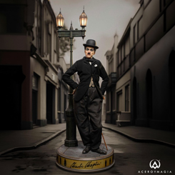 Adéntrate en la época dorada del cine clásico con la impresionante Estatua de Charlie Chaplin a escala 1/4, en su versión Deluxe de 50 cm, creada por Star Ace y X-Plus. Esta obra maestra del coleccionista captura la carismática