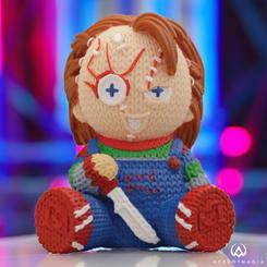 Descubre la figura de vinilo de Chucky, el inolvidable y temible muñeco poseído de la película "Child's Play". Esta figura con licencia oficial captura la esencia aterradora de Chucky en un adorable estilo tejido.