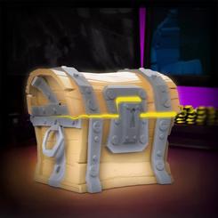 Haz que tu habitación brille como en plena partida con este espectacular Cofre con luz de Fortnite, una recreación iluminada del legendario botín que todo jugador quiere encontrar. 