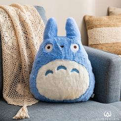El cojín peluche Totoro azul Nakayoshi de Mi vecino Totoro convierte cualquier rincón en un espacio más cálido, acogedor y lleno de encanto. Su diseño reconocible al instante, con el entrañable Totoro en tono azul