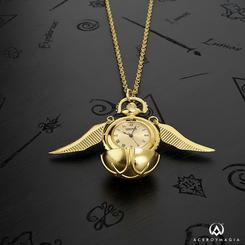 En el universo de Harry Potter, la Snitch Dorada es un objeto legendario, la meta final del juego de Quidditch. Si alguna vez soñaste con atraparla, ahora puedes tenerla en tus manos con este colgante con reloj. 