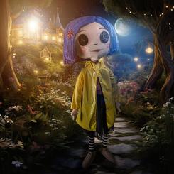 ¡Prepárate para adentrarte en un mundo de fantasía con la figura de peluche a tamaño real de Coraline con ojos de botón! Con una estatura imponente de 152 cm, esta muñeca de peluche te invita a vivir toda la magia