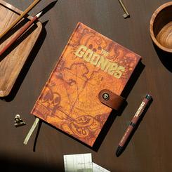 Embárcate en una aventura digna de los Goonies con este espectacular Cuaderno Premium A5 con bolígrafo proyector Mapa del Tesoro, una pieza de papelería con alma de explorador. 