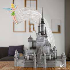 ¡Celebra los 100 años de maravilla de Disney con esta espectacular figura de Campanilla y el castillo Disney! Con esta figura conmemorativa diseñada y creada especialmente por Enesco Studios