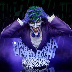 El busto The Joker Batman The Killing Joke aparece como un estallido de risa detenida en mitad del caos. Su base cubierta de letras, el traje morado y esa mirada desbordada convierten la escena en una pieza imposible de ignorar.