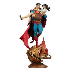 ¡Trae a casa la pareja más icónica de DC Comics con el impresionante Diorama de Superman y Lois Lane! Este coleccionable romántico celebra el amor entre el Hombre de Acero y la reportera estrella de Metrópolis 