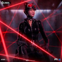 Incorpora a tu colección la elegante Estatua Art Scale 1/10 de Catwoman, inspirada en Gotham City Sirens. Esta impresionante figura de poliresina, con una altura aproximada de 21 cm, 