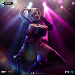 Añade un toque de locura y carisma a tu colección con la estatua de Harley Quinn de la serie Gotham City Sirens. Esta impresionante figura a escala 1/10, hecha de poliresina, mide aproximadamente 22 cm 