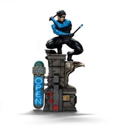 Agilidad nocturna con sello de legado: DC Comics Art Scale 1/10 – Nightwing de Iron Studios captura la acrobacia elegante y el porte seguro de Dick Grayson con un esculpido que define musculatura, paneles del traje 