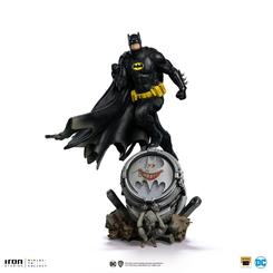 Déjate envolver por la oscuridad y el misterio con la impresionante estatua del Caballero Oscuro, Batman Deluxe (Versión Negra Exclusiva) de DC Comics. Esta estatua de poliresina