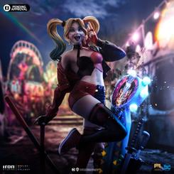 Aporta un toque de locura y diversión a tu colección con la estatua Deluxe Art Scale de Harley Quinn de la serie Gotham City Sirens. Esta figura, a escala 1/10 y hecha de poliresina, mide aproximadamente 22 cm