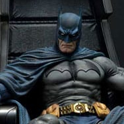 ¡Atención, amantes de DC Comics y fans de Batman! Ha llegado una estatua de Batman que no te puedes perder. La impresionante estatua de la colección Legacy Throne de DC Comics, versión económica, te ofrece una pieza única para lucir en tu hogar.