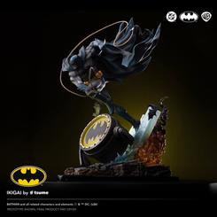 Estatua de Batman de DC Comics a escala 1/6 y 51 cm de altura, perteneciente a la línea Ikigai de Tsume. Inspirada en Batman: Hush, muestra al héroe en acción sobre el reflector del GCPD.