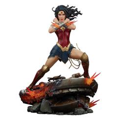 ¡Prepárate para experimentar la fuerza y el heroísmo de la princesa amazona con la estatua premium de Wonder Woman: Saving the Day! Esta increíble figura coleccionable de DC Comics, presentada por Sideshow, te transportará a un mundo lleno de acción 