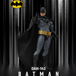 En las sombras de Gotham, donde el miedo es ley y la justicia se oculta tras máscaras, emerge una figura que impone respeto sin necesidad de palabras. La figura articulada de Batman de 21 cm