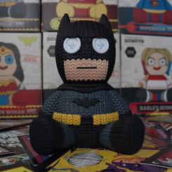 Figura de vinilo de Batman basado en los comics de DC Comics con licencia oficial en un bonito aspecto de bordado de punto. Tiene aproximadamente13 cm de alto y viene en una caja 