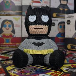 Figura de vinilo de Batman basado en los comics de DC Comics con licencia oficial en un bonito aspecto de bordado de punto. Tiene aproximadamente13 cm de alto y viene en una caja