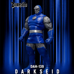 Desde las profundidades ardientes de Apokolips llega una figura que encarna el poder absoluto y la voluntad de aniquilar la libertad en cada rincón del cosmos. La figura articulada de Darkseid de 22 cm