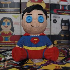 Figura de vinilo de Superman basado en los comics de DC Comics con licencia oficial en un bonito aspecto de bordado de punto. Tiene aproximadamente13 cm de alto y viene en una caja 
