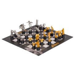 El set ajedrez Batman Joker convierte una partida tranquila en una escena de Gotham iluminada por plata y oro. Cada pieza parece colocada para contar un pulso entre orden y caos antes incluso de mover el primer peón.