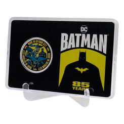 Celebra el 85º aniversario de Batman con esta impresionante moneda de edición limitada. Forjada en metal con precisión y detalle, esta moneda es una pieza de colección imprescindible para cualquier admirador del Caballero Oscuro.