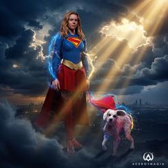 La figura Supergirl y Krypto escala 1/6 entra en la vitrina con presencia de escena final, capa roja en movimiento y una silueta que se reconoce al instante. No es una pieza pensada para pasar desapercibida, sino una figura de colección de cine 