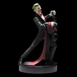 Con una altura aproximada de 9,5 pulgadas, esta estatua representa la portada bellamente dibujada de "Death of the Family #17" de Greg Capullo, donde Joker baila bajo la lluvia con una capucha 