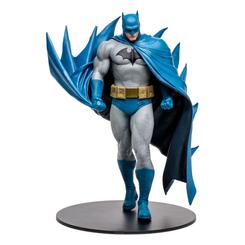 ¿Alguna vez has soñado con convertirte en un héroe y combatir el crimen en las calles de la ciudad? Con la estatua detallada de 30 cm del Batman del DC Multiverse, ese sueño puede convertirse en realidad. 