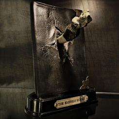 Réplica Oficial del diario de Tom Marvolo Riddle atravesado con el colmillo del Basilisco. A simple vista es un simple diario, pero en realidad es el primer Horrocrux creado por Lord Voldemort. 