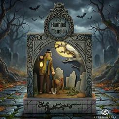 Una escena llena de atmósfera y detalle cobra vida en este Haunted Mansion LED Diorama, una pieza en resina diseñada por Jim Shore que destaca por su estilo artesanal y su poderosa presencia visual. 