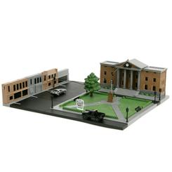La plaza parece quedarse en pausa justo antes de que el reloj marque el destino. Este diorama Hill Valley Regreso al Futuro recrea la Plaza de la Corte con una presencia visual compacta, reconocible y muy pensada para coleccionar.