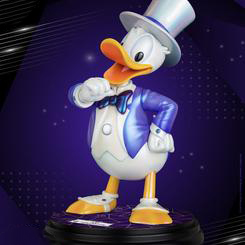 ¡Prepara tu colección de Disney para la próxima gran adición! La serie "Master Craft" de Beast Kingdom Toys presenta una estatua de poliéster altamente detallada de Donald Duck en un espectacular traje de noche morado. 